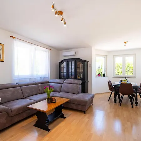 3 Bedroom Cozy In 別荘 Briševo