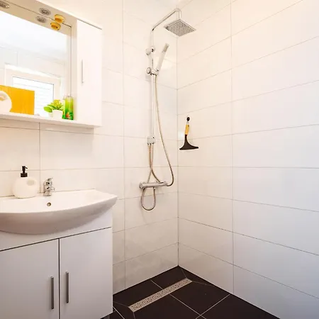 3 Bedroom Cozy In Briševo