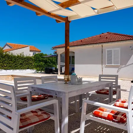 3 Bedroom Cozy In Briševo