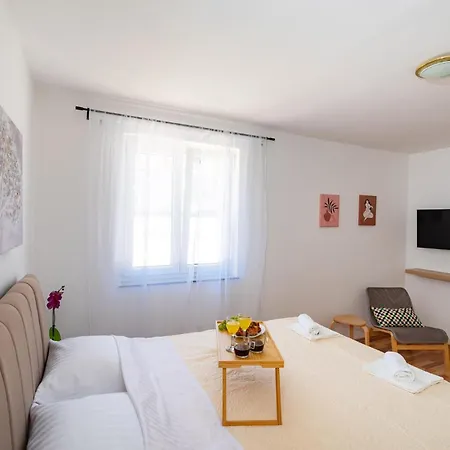 3 Bedroom Cozy In 別荘 Briševo