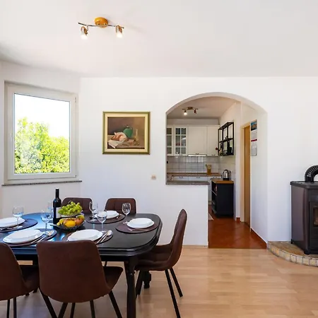 3 Bedroom Cozy In Briševo