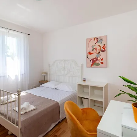 3 Bedroom Cozy In * Briševo