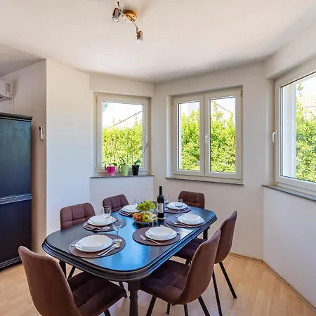 3 Bedroom Cozy In 別荘 Briševo