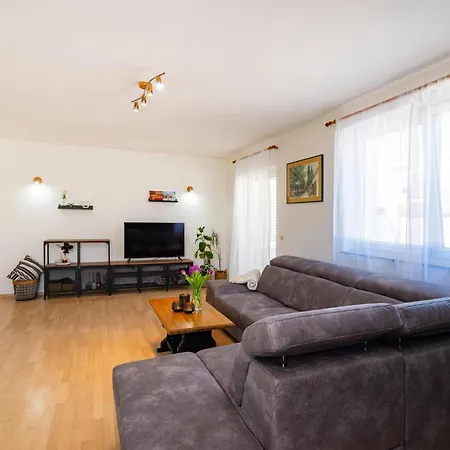 3 Bedroom Cozy In 別荘